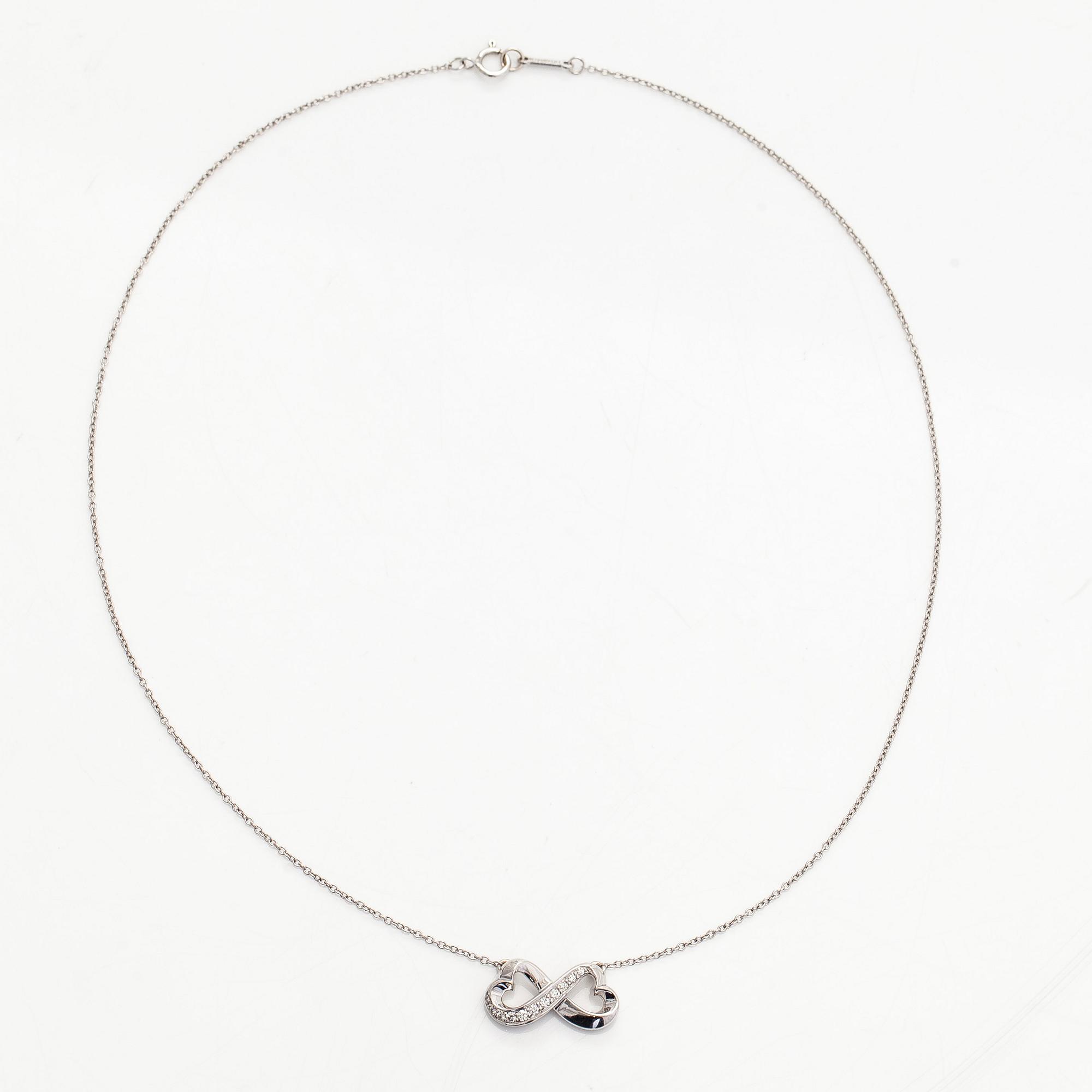 Tiffany & Co, Paloma Picasso, "Double Loving Heart" kaulakoru, 18K valkokultaa ja briljanttihiottuja timantteja.