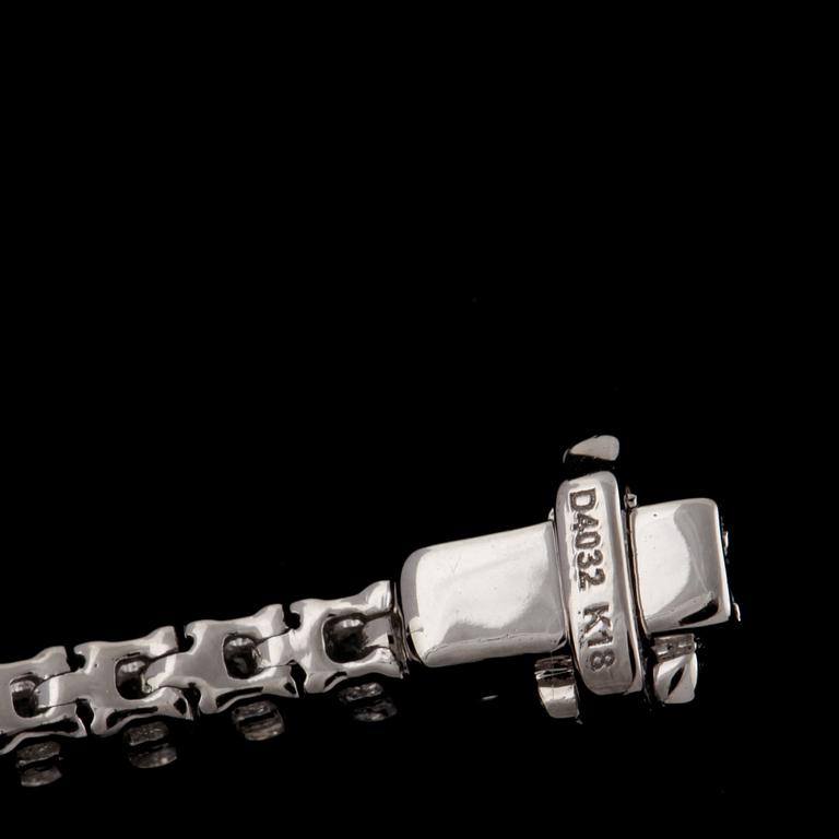 ARMBAND, 18k vitguld med 74 briljantslipade diamanter, 4.03 ct. Vikt 11 g.
