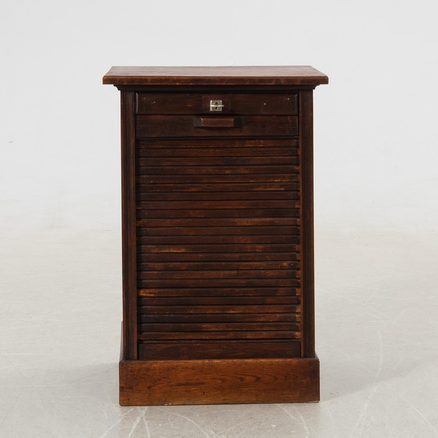 Jalusiskåp, 1900-talets första hälft.