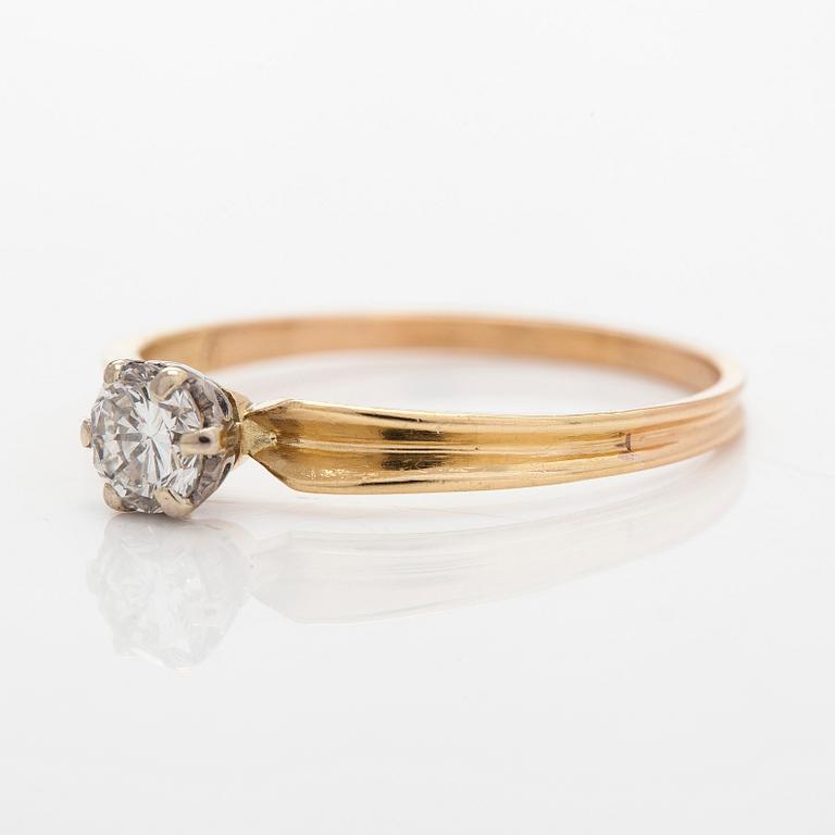 Ring in 18K gold with a brilliant-cut diamond.