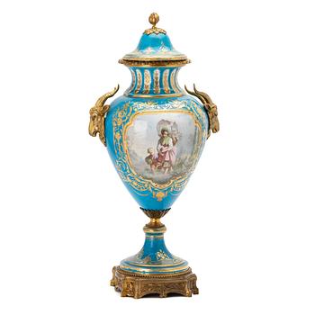 Urna med lock, porslin, Sevres-liknande märkning, omkring år 1900.