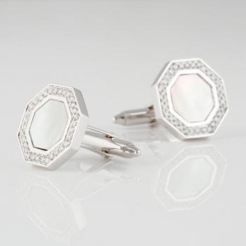 MANSCHETTKNAPPAR, 18K vitguld med briljantslipade diamanter 0.42 ct samt pärlemor. Vikt 8,5 gram.
