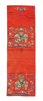 869. A Chinese embroidered chair cover/silk panel, late Qing dynasty.