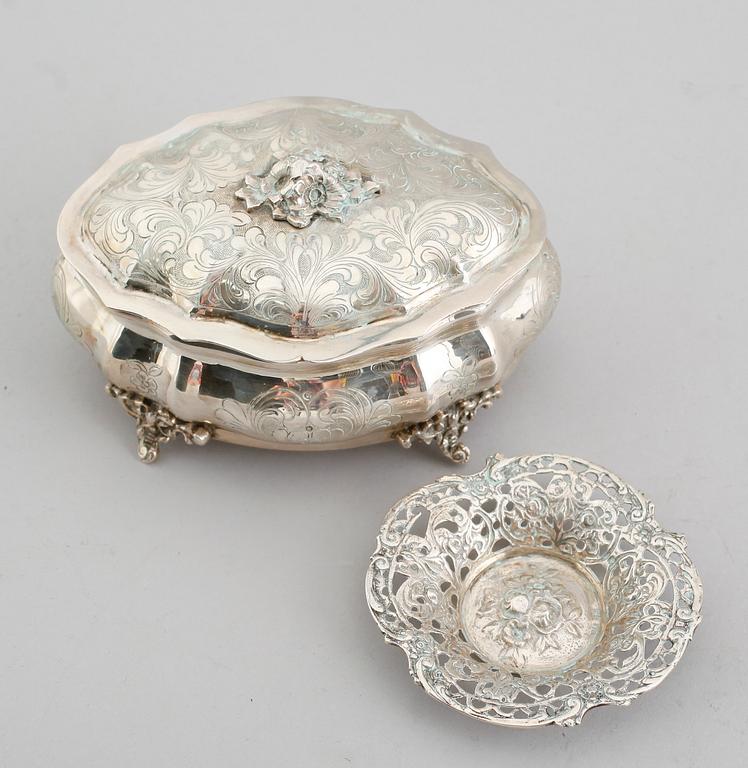 SKRIN SAMT NÅLFAT, silver, 1900-talets mitt. Vikt 277 g.