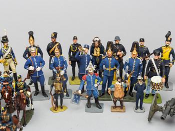 Tin soldiers, Sweden, app 150 pieces, first half of the 20th century and a viewing cabinet.