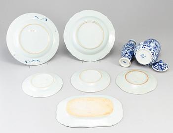 PORSLINSFÖREMÅL, 8 delar, Qingdynastin, 1700-1800-tal.