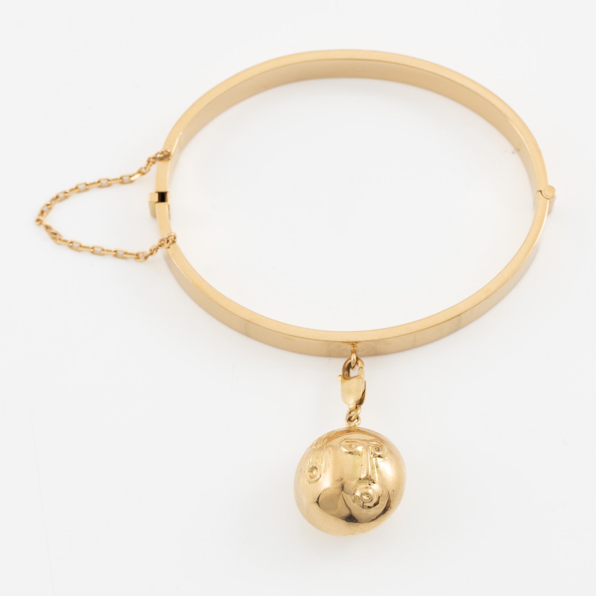 Bracelet, Sebastian Schildt, with a charm in the form of faces, probably Olle Ohlsson, 18K gold.