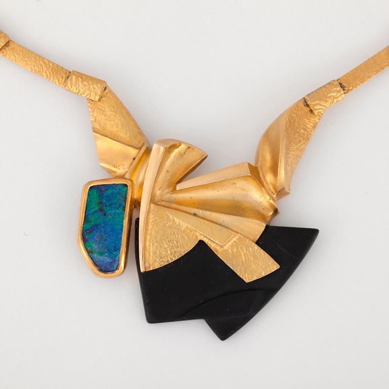 A Zoltan Popvits 18k gold collier with onyx and opal, Lapponia, Finland 1990.