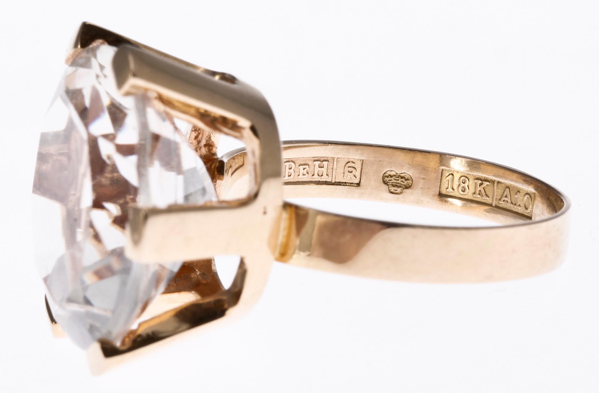 RING, 18 K guld med bergkristall, Bengt Hallberg, Köping, 1975. Totalvikt ca 5 gram.