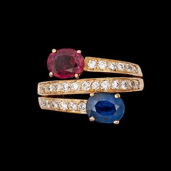 963. A sapphire and ruby ring with diamonds tot. app. 0.75cts.