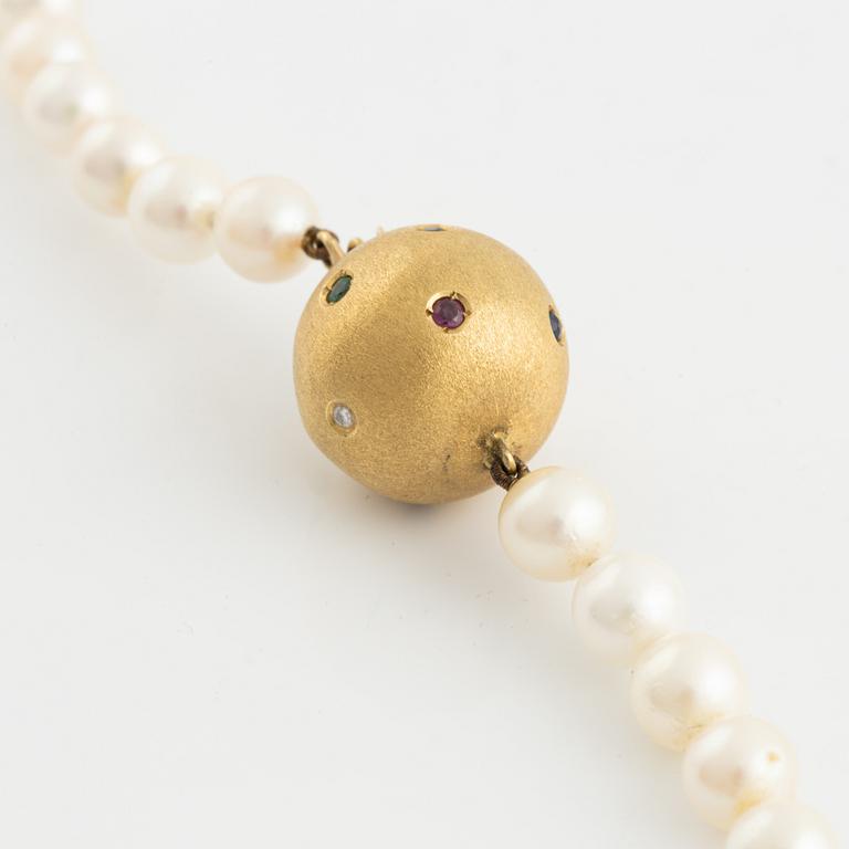 Cultured pearl necklace, clasp 18K gold with small emeralds, rubies, sapphires and brilliant cut diamonds.