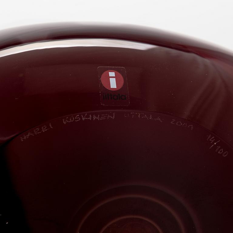Harri Koskinen, veistos, lasia, signeerattu ja numeroitu, Harri Koskinen, Iittala 2009, 14/100.