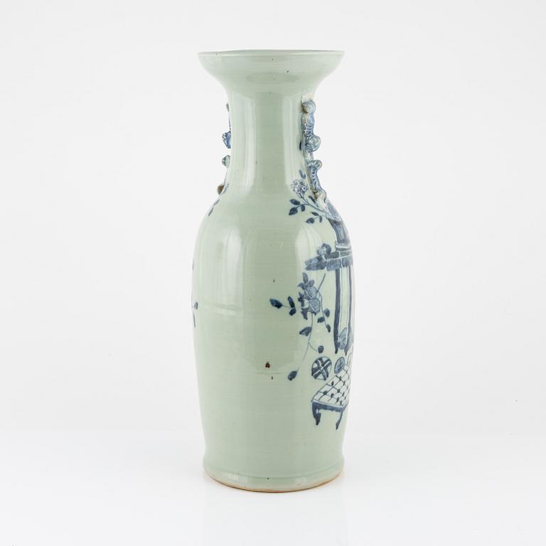 A Chinese porcelain vase, Qing dynasty, late 19th Century.