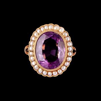 RING, 18k guld, rosa sten med odlade pärlor, Göteborg, 1941. Vikt 6 g.