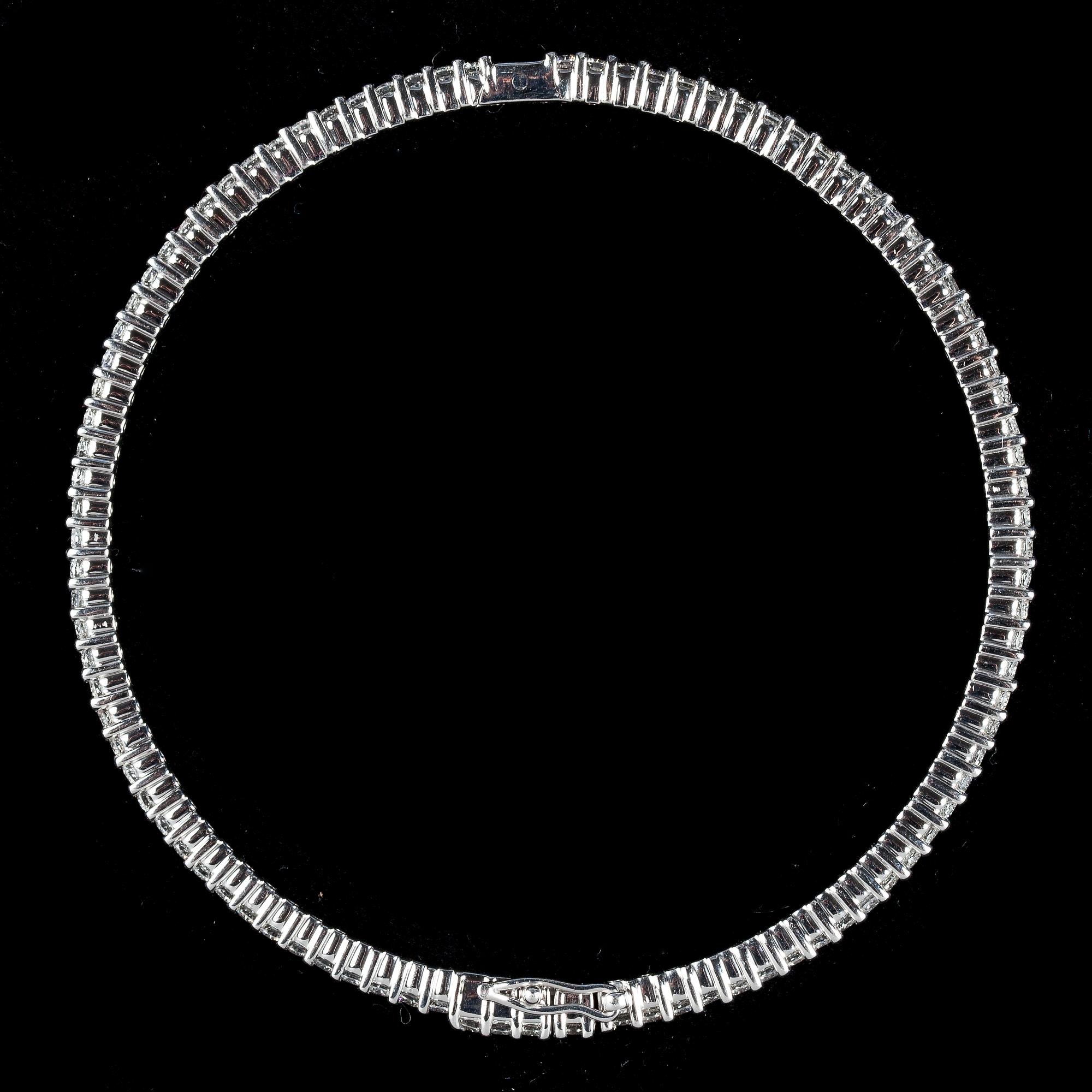 ARMRING, 95 briljantslipade diamanter, tot. ca 3 ct.