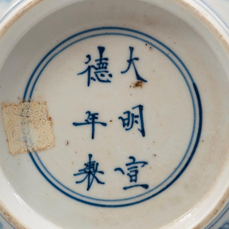 SKÅL, porslin, Qingdynastin. Kangxi (1662-1722). Med Xuandes sex karaktärs märke.