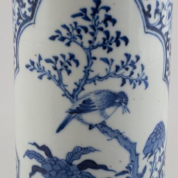 A blue and white porcelain vase, China Qing dynasty, 19th century.