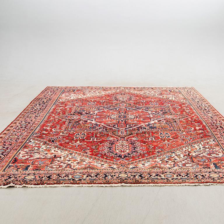 Carpet, semi-antique Heriz, northwestern Persia, approx. 390 x 305 cm.