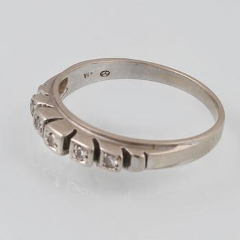 RING, 18K vitguld med 5 åttkantslipade diamanter, importstämplad. Vikt 2,8 gram.