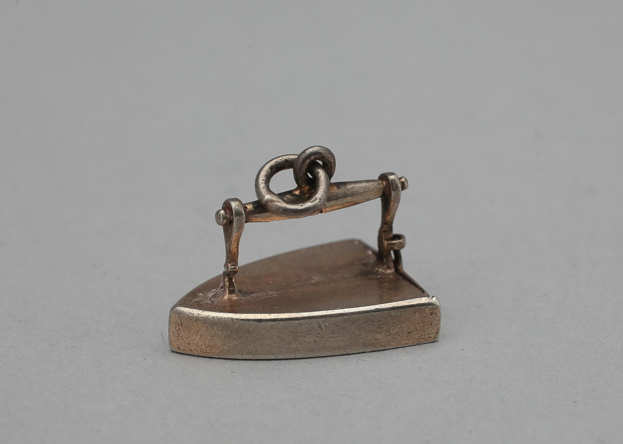 MINIATYRMÖBLER och STRYKJÄRN, 10 delar, silver, sekelskiftet 1900. Totalvikt 100 gr.