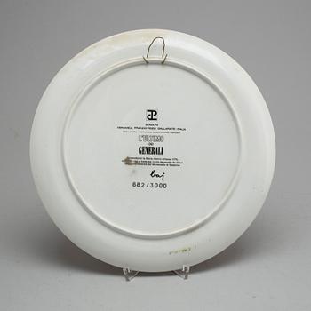 ENRICO BAJ, tallrik, porslin, "L'Ultimo dei Generali", Ceramica Franco Pozzi, numrerad 682/3000.