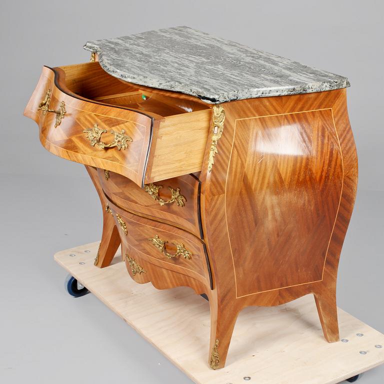 BYRÅ, rokokostil, 1900-talets andra hälft.