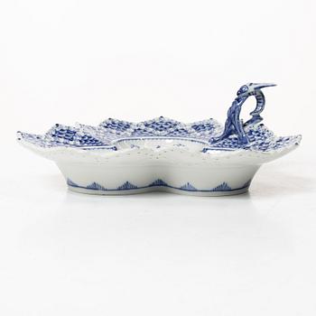Royal Copenhagen, fat, porslin, "Musselmalet", helblonde, Danmark. 1974-1978.