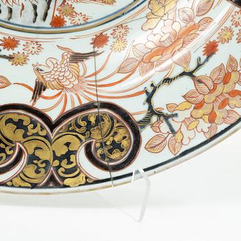 A massive Japanese imari charger with a buddhist lion, Edo period (1603-1868).