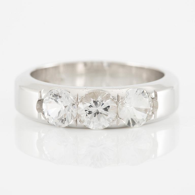 Ring 14K vitguld med tre vita safirer.