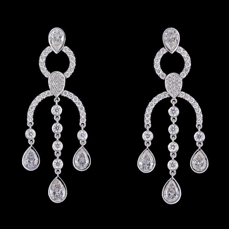 A pair of drop- and brilliant cut diamond earrings, tot. 6.40 cts.