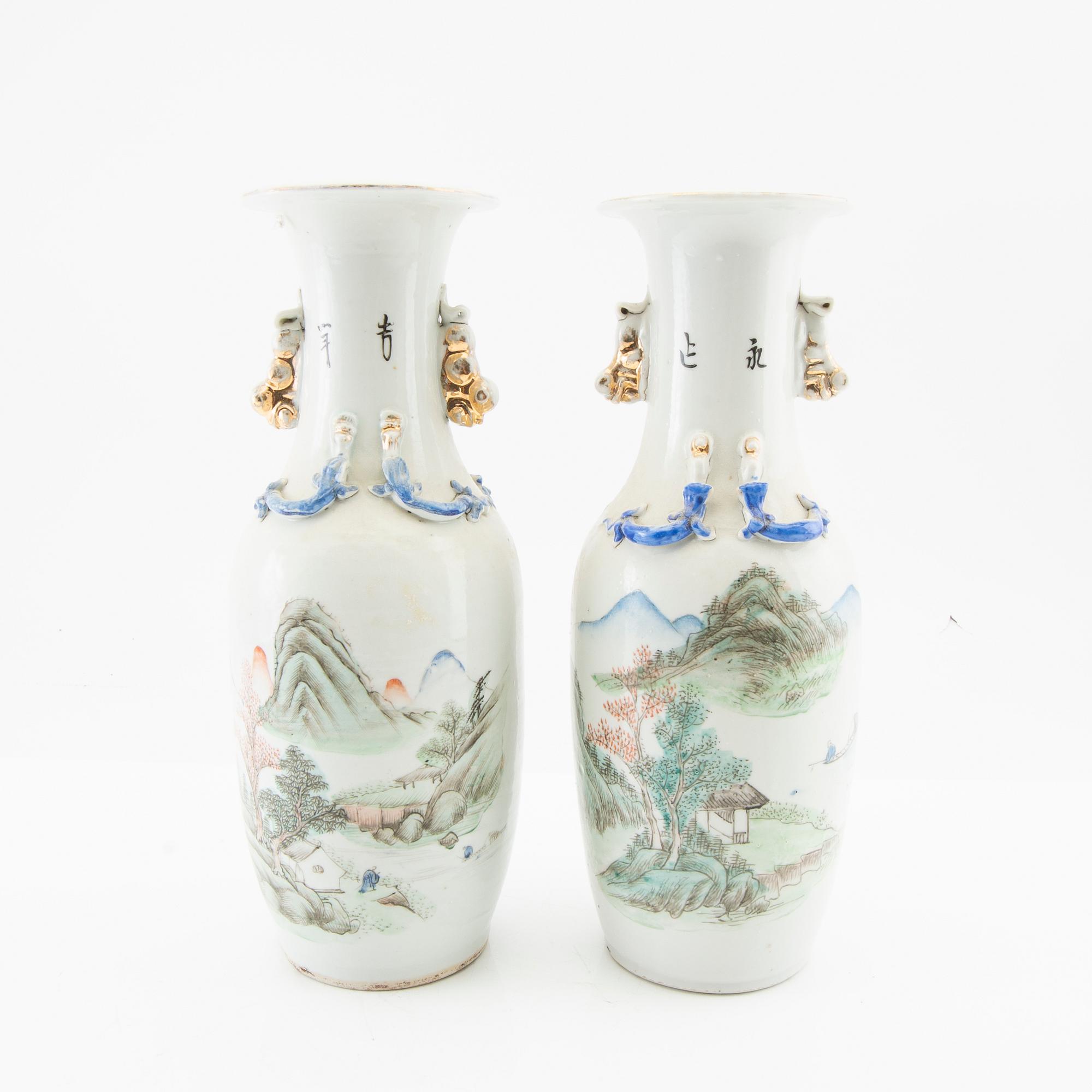 A set of two Chinese vases, 20th century.