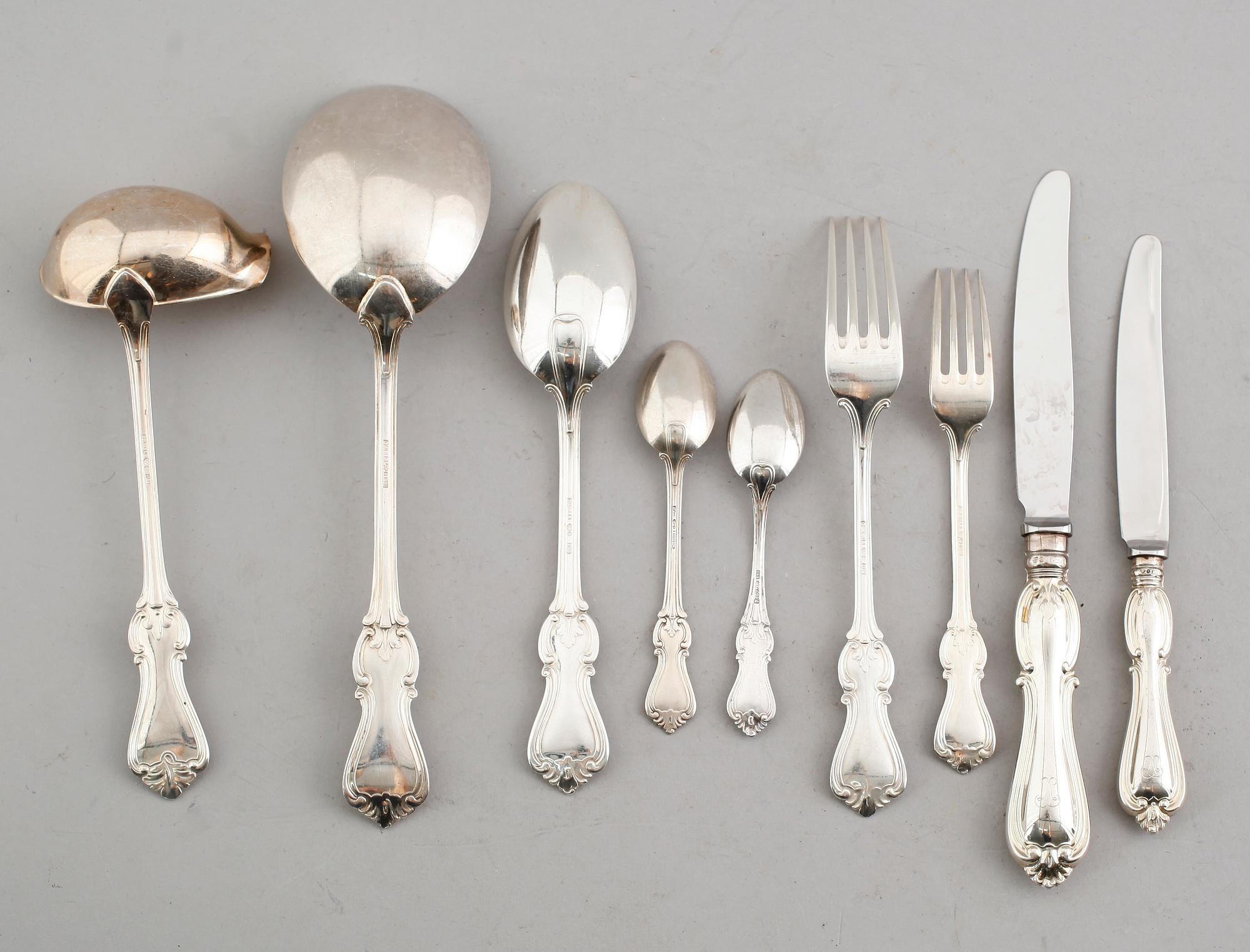BESTICK, 146 delar snarlika, silver, "Olga", 1900-talets andra hälft. Total vikt med stålblad ca 5665 gram.