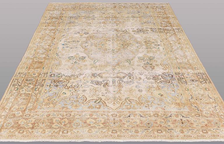 A CARPET, Oriental, ca 286 x 204 cm.