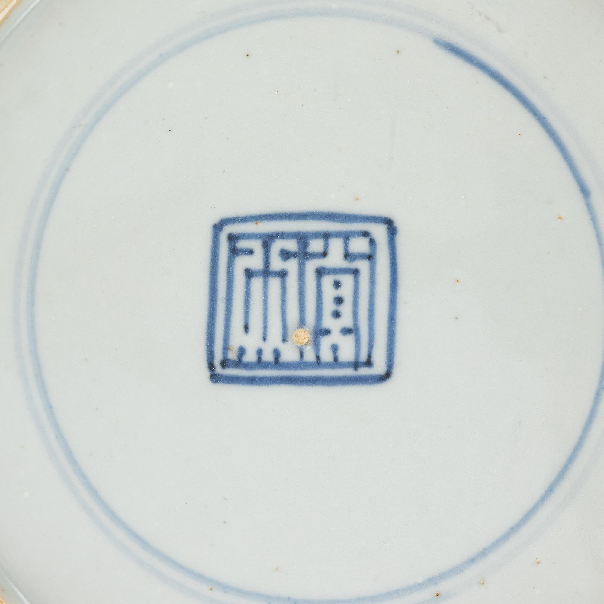 Tallrikar, 5 st, samt bärtallrikar, 2 st, porslin, Kina, Qianlong (1736-95).