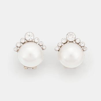 415. A pair of 18K white gold earrings set with mabe pearls and round brilliant-cut diamonds.