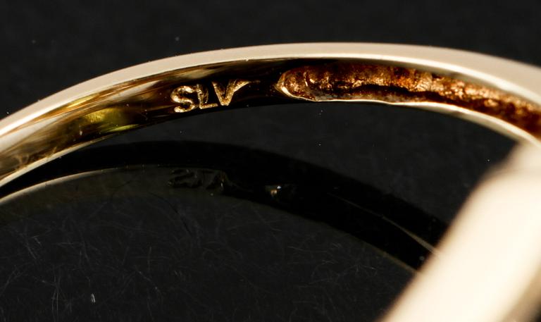 RING, 14K guld med ovalslipad peridot samt fasettslipade diamanter ca 0.50 ct. Vikt 2,8 g.
