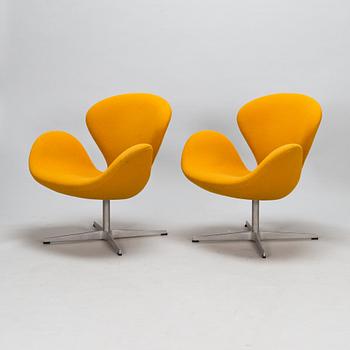 Arne Jacobsen, fåtöljer, ett par "Svanen" för Fritz Hansen, Danmark, daterade 2001.