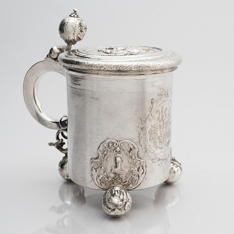 Andreas Berg, dryckeskanna, silver, (verksam 1712-1717), Pärnu, Estland. Senbarock.