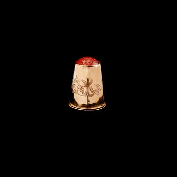 FINGERBORG, 18 k guld, med karneol, 1916. Vikt ca 3 g.