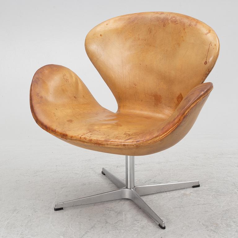 Arne Jacobsen, 'the Swan' swivel  lounge char, Fritz Hansen, 1960s.