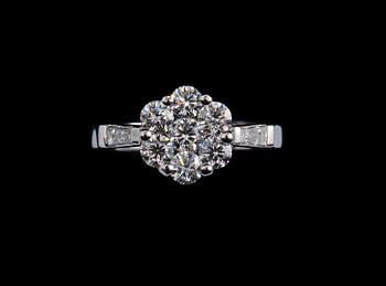 558. A RING, brilliant- and trapeze cut diamonds c. 1.16 ct. 18K white gold, weight 4,2 g.
