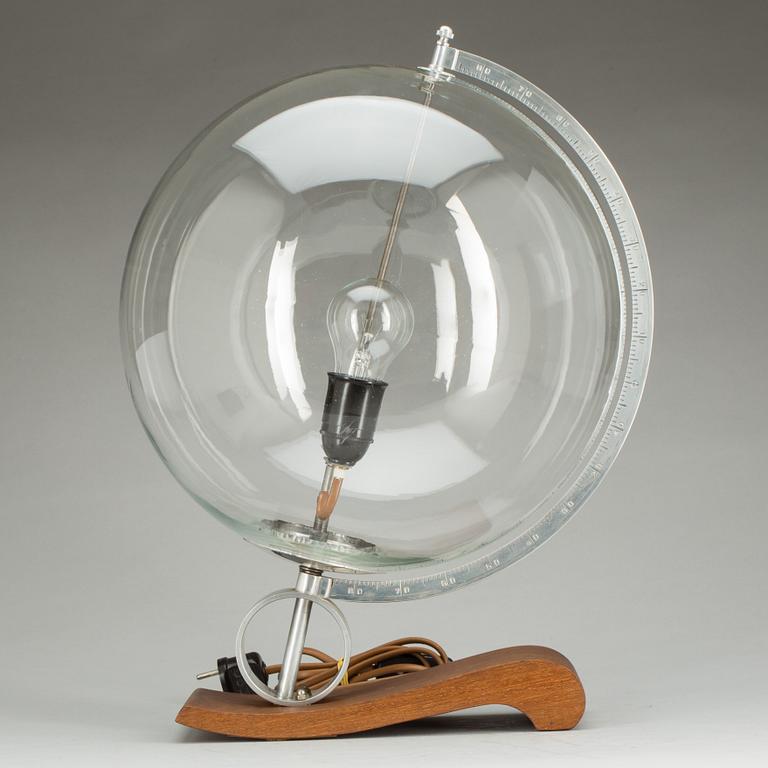 BORDSLAMPA, i form av glob, 1900-talets andra hälft.