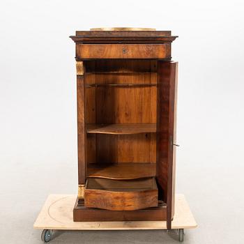 Skåp/Kolonnskåp Empire 1800-talets mitt Danmark.