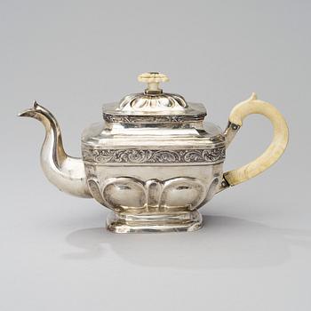 A 19TH CENTURY RUSSIAN SILVER TEAPOT.