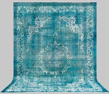 An oriental 'Vintage' carpet, c. 380 x 290 cm.