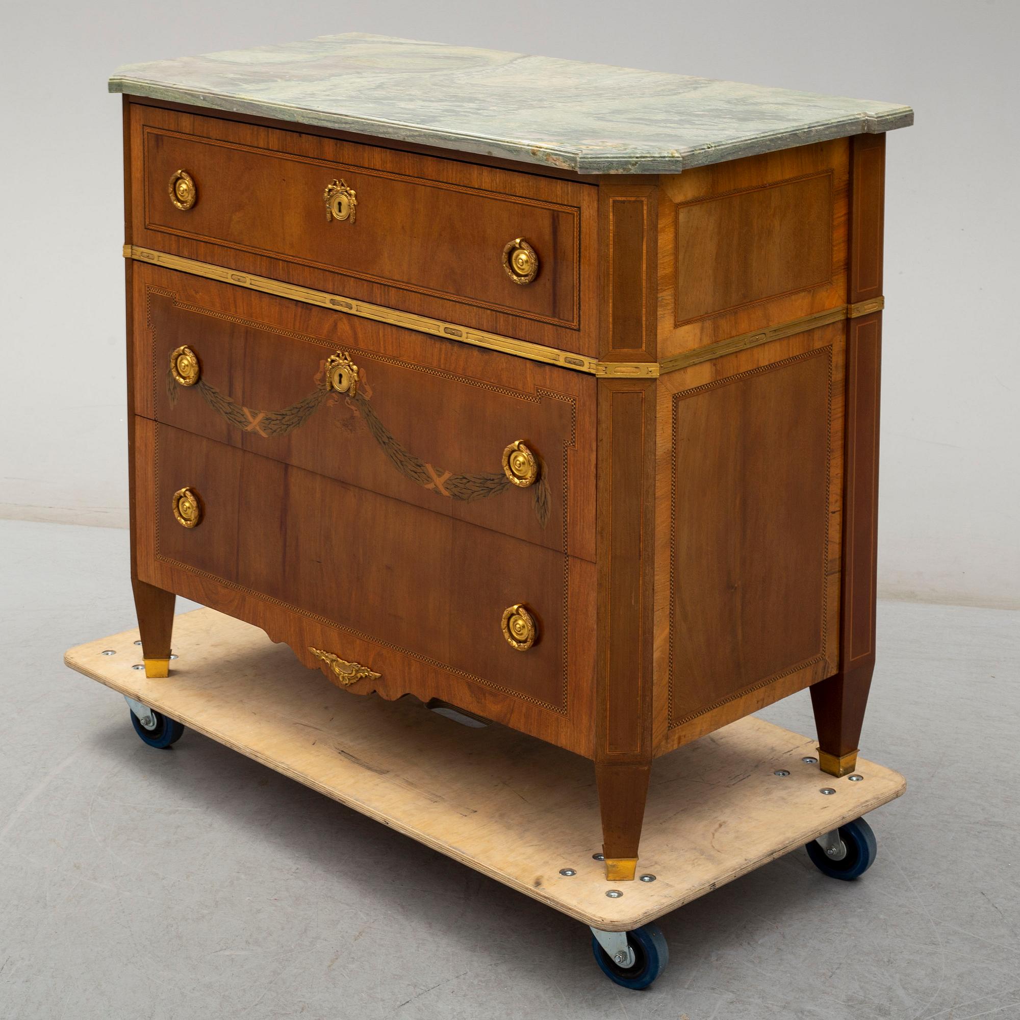 CHEST OF DRAWERS, gustavian style, first half of the 20th century.