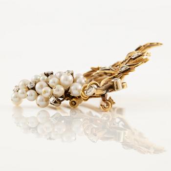 A pair of earrings and a brooch in 18K gold in the form of grapes with pearls and round brilliant-cut diamonds.