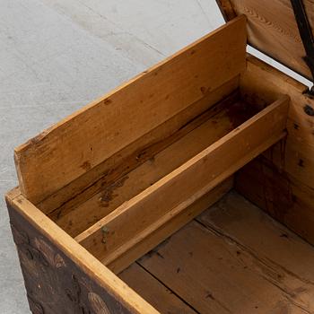 A painted Swedish chest, possibly from Uppland, second half of the 18th century.
