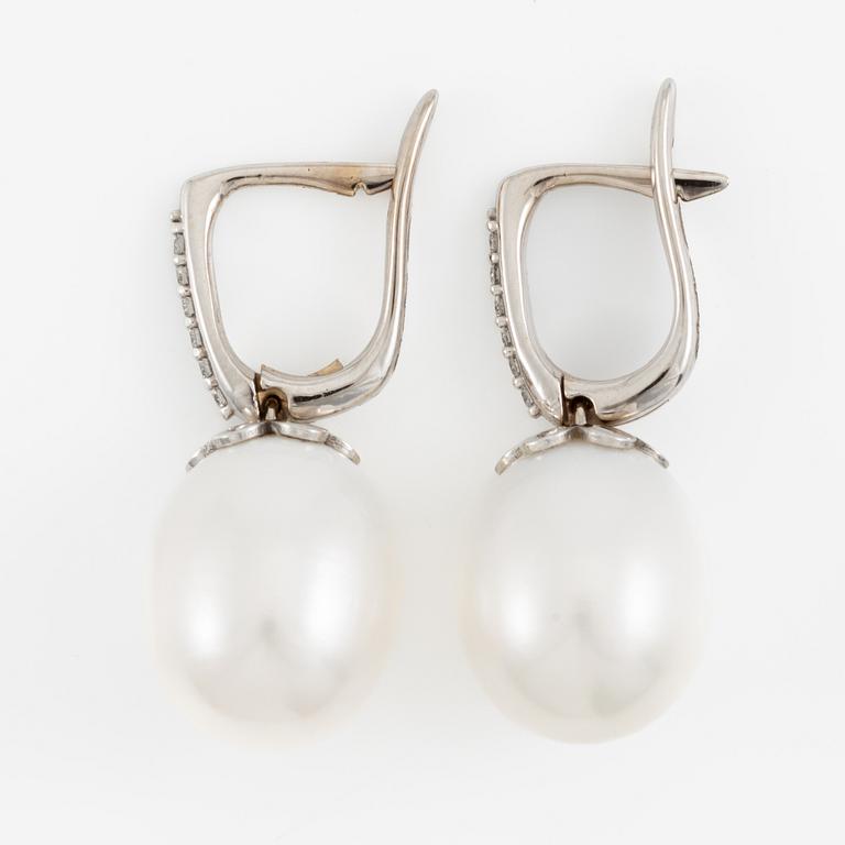 Earrings, 18K white gold with cultured pearls and brilliant-cut diamonds.