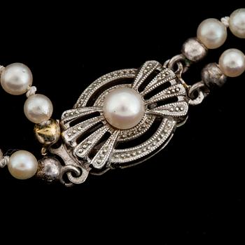 A TWO STRAND PEARL NECKLACE.